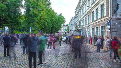 Lapso-De-Tiempo-De-Personas-Reunidas-En-El-Centro-De-Riga,-Contra-Las-Restricciones-De-Covid-19-Y-A-Favor-De-La-Libertad-Y-La-Expresión-Individuales