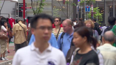 Primer-Plano-De-Cara-Borrosa-Persona-Asiática-Caminando-En-La-Concurrida-Calle-Concurrida