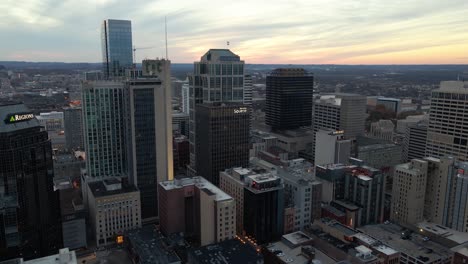 Vista-Aérea-Alrededor-Del-Distrito-Financiero-De-Nashville,-Cielo-Nublado-Al-Atardecer-En-Tennessee,-Ee.uu.---órbita,-Disparo-De-Drones