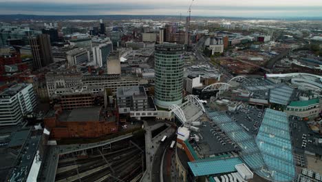 Vista-Aérea-Cinematográfica-Sobre-La-Ciudad-De-Birmingham-En-El-Reino-Unido-Que-Muestra-La-Emblemática-Plaza-De-Toros,-El-Gran-Centro-Comercial-Central-Y-La-Nueva-Estación-De-Tren-De-La-Calle