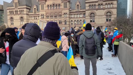 Personas-En-Toronto-Se-Reúnen-En-La-Plaza-Nathan-Phillips,-Protestando-Contra-La-Invasión-Rusa-En-Ucrania