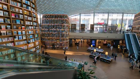 Rolltreppe-In-Der-Starfield-Bibliothek