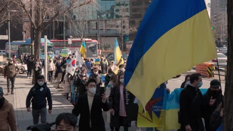 Ucranianos-Con-Banderas-Y-Carteles-Caminando-En-El-Centro-De-Seúl-Para-Protestar-Contra-La-Invasión-Rusa