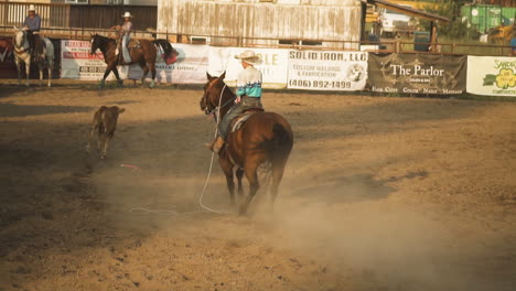 Competencia-De-Cuerdas-En-Equipo-En-Un-Rodeo