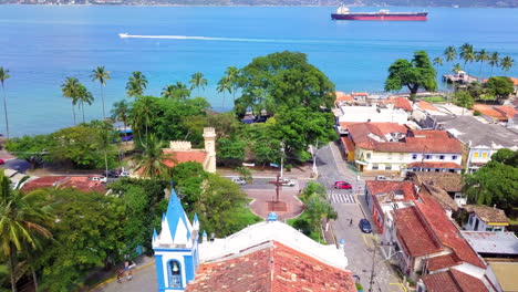 Vista-Aérea-Del-Centro-Histórico-De-Ilhabela-En-El-Estado-De-São-Paulo,-Brasil