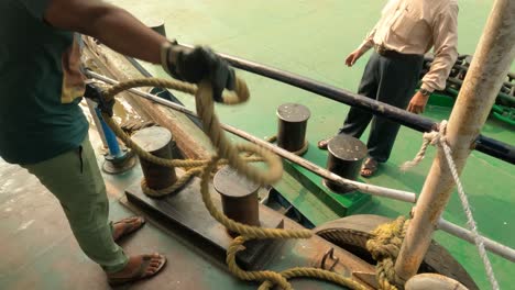 Un-Barquero-Está-Atracando-El-Ferry-Al-Embarcadero-Mientras-La-Gente-Baja-En-El-Embarcadero-De-Belur-Math-En-Kolkata