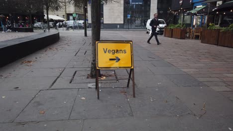 Un-Cartel-Vegano-Fuera-De-Una-Fila-De-Restaurantes