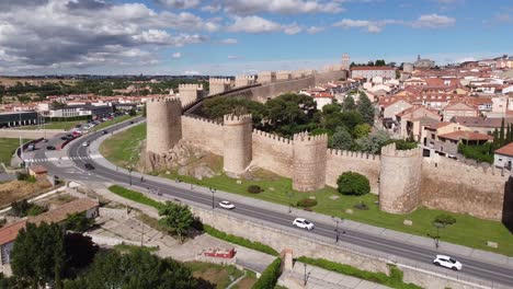 Avila,-Castilla-Y-León,-España---Vista-Aérea-De-Las-Murallas-De-La-Ciudad,-La-Catedral-Y-La-Conducción-De-Automóviles