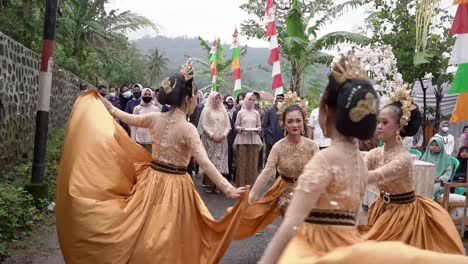 Lengser-Es-Una-Ceremonia-Tradicional-Sundanesa-Para-Dar-La-Bienvenida-Al-Novio-En-Una-Boda-En-Indonesia