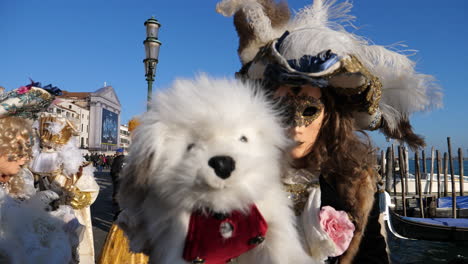 Absurdo-Periódico-Volto-Enmascarado-Ejecutante-Con-Perro-Mascota-En-El-Carnaval-De-Venecia