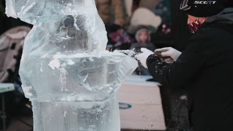 Toma-Estática-Del-Escultor-De-Hielo-Que-Da-Forma-A-Un-Gran-Bloque-De-Hielo