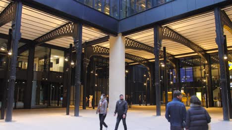 Gente-Caminando-Fuera-De-La-Oficina-De-Correos-Del-Louvre-Recientemente-Renovada-Durante-La-Pandemia-De-Covid-19-En-París,-Francia