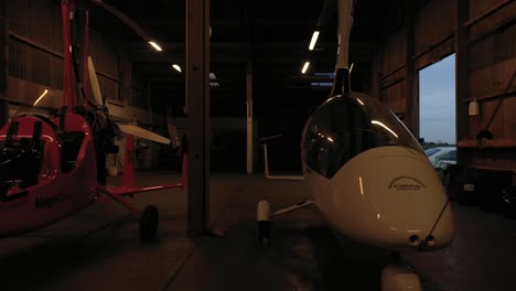 Gyrocopter-4K-Interner-Tiefpass-3x-Gyros-Inklusive-Calidus-Im-Privaten-Hangar-Schwaches-Licht