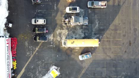 Drone-Vista-De-Pájaro-De-Camiones-Y-Tiendas-De-Campaña-En-El-Estacionamiento-En-Un-Día-De-Invierno