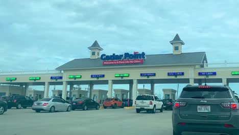 Vehículos-Que-Ingresan-Al-Parque-De-Atracciones-Cedar-Point-A-Través-De-La-Puerta-Principal