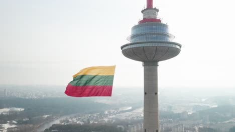 Antena:-Volando-Lentamente-Alrededor-De-La-Torre-De-Televisión-En-El-Soleado-Mediodía-De-Invierno-El-Día-Del-Restablecimiento-Del-Estado-De-Lituania