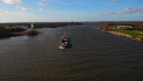 Luftaufnahme-Des-Colorado-Frachtcontainerschiffs,-Das-Durch-Die-Alte-Maas-In-Zwijndrecht-Navigiert