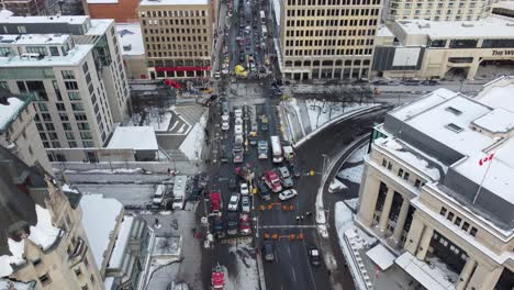 Gran-Parada-De-Camiones-En-El-Centro-De-Ottawa,-Contra-El-Pasaporte-De-La-Vacuna-Covid,-Convoy-De-Libertad-2022