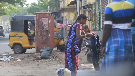 Eine-Indische-Dame-Wäscht-Kleidung-Auf-Den-Straßen-Von-Chennai,-Indien