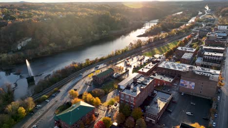 Alta-Vista-Aérea-De-Drones-Del-Río-James-En-Lynchburg,-Virginia-Durante-El-Amanecer-De-Otoño