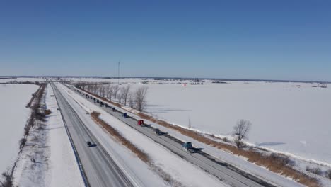 Trucker-Auf-Dem-Highway-417-Fahren-Zum-Freiheitskonvoi-2022-Nach-Ottawa,-Ontario