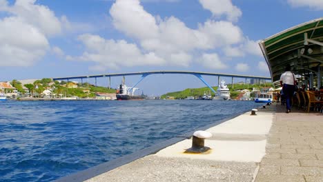 Café-Frente-Al-Mar-Junto-Al-Puente-De-La-Reina-Juliana-En-La-Hermosa-Ciudad-De-Punda,-Willemstad,-En-La-Isla-Caribeña-De-Curacao