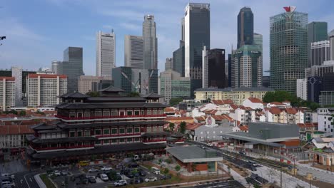 Templo-De-La-Reliquia-Del-Diente-De-Buda-Contra-El-Horizonte-Moderno-De-Singapur