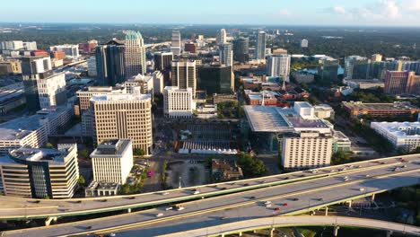 4K-Push-In-Clip-Aus-Der-Luft-über-Die-Schnellstraße-408-Und-In-Die-Innenstadt-Von-Orlando,-Florida