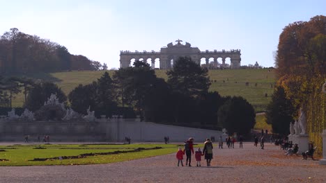 Blick-Auf-Die-Berühmte-Gloriette-In-Schönbrunn,-Wien,-Mit-Menschen,-Die-Spazieren-Gehen