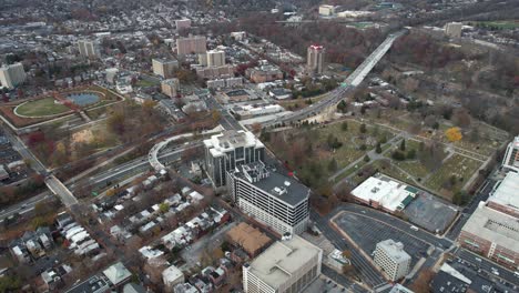 Vista-Aérea-Del-Vecindario-Del-Centro,-La-Autopista-Interestatal-Y-Los-Parques-En-Wilmington,-Delaware,-Ee.uu.