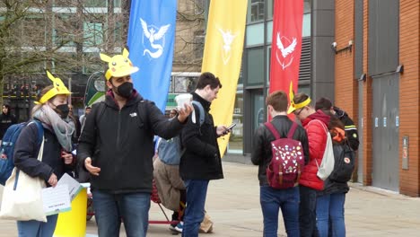 Gente-Jugando-A-La-Aplicación-De-Juego-De-Pokemon-De-Realidad-Aumentada-En-La-Exposición-De-La-Ciudad-De-Manchester