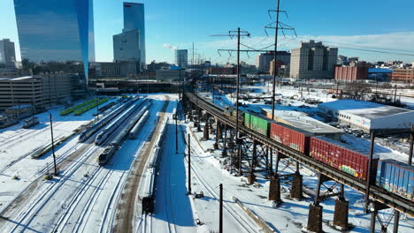 Amtrak-Y-El-Tren-De-Carga-Csx-Ingresan-A-La-Estación-De-La-Calle-30-En-Filadelfia,-Pensilvania