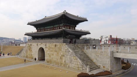 La-Gente-Ingresa-A-La-Fortaleza-De-Hwaseong-A-Través-De-La-Puerta-Norte-De-Janganmun,-Suwon,-Herencia-Coreana