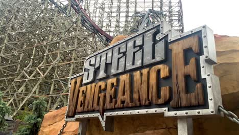 Steel-Vengeance-Holzachterbahn-In-Cedar-Point,-Sandusky,-Ohio