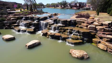 Video-Aéreo-Acercándose-Lentamente-A-La-Formación-Rocosa-En-El-Riverwalk-En-Flowermound-Texas