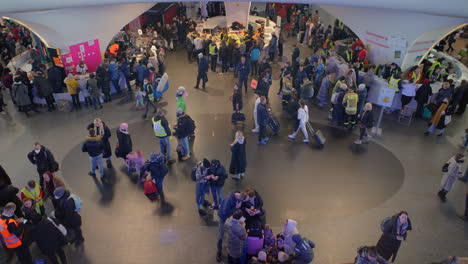 2022-Russian-invasion-of-Ukraine---Central-Railway-Station-in-Warsaw-during-the-refugee-crisis---a-birds-eye-view-of-the-main-hall-with-crowd-of-refugees