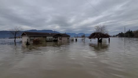 Una-Escena-Devastadora-De-Una-Casa-Residencial-Sumergida-En-Agua-De-Inundación,-La-Horrenda-Inundación-Ha-Causado-Una-Gran-Cantidad-De-Daños-A-Propiedades-Y-Hogares-En-El-área-En-Columbia-Británica,-Canadá