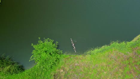 Isla-Victoria-Lagos,-Nigeria---15-De-Marzo-De-2022:-Vista-De-Drones-De-Un-Pescador-En-Un-Barco-De-Pesca-En-Aguas-Kuramo