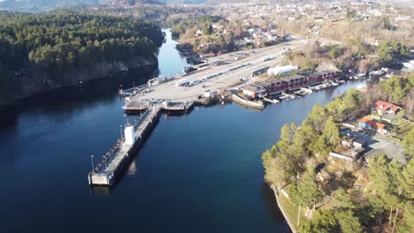 Muelle-De-Ferry-Halhjem-En-Os-Noruega---Descripción-Aérea-Del-Muelle-Con-Una-Larga-Fila-De-Automóviles-Esperando-El-Ferry-A-Sandvikvag-A-Lo-Largo-De-La-Carretera-E39