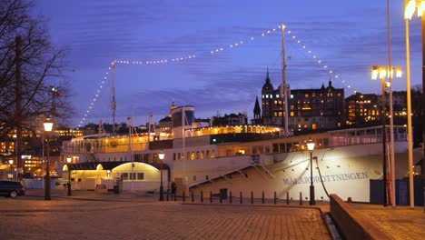 Cámara-Lenta-Hermosa-Vista-Nocturna-Del-Yate-Hotel-Y-Restaurante-Barco-Atracado-En-Gamla-Stan-En-Estocolmo,-Suecia