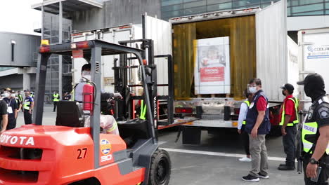 Llegada-De-La-Vacuna-Covid-19-Al-Aeropuerto-De-Filipinas,-Las-Cajas-Que-Contienen-Las-Vacunas-Se-Están-Moviendo-Y-Colocando-Dentro-De-Un-Camión-Aislado