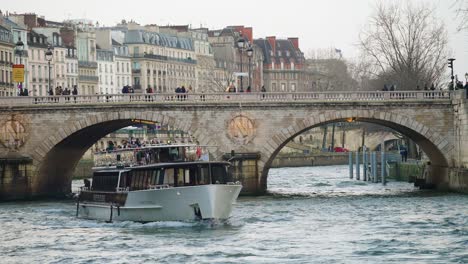 Vista-Frontal-Del-Barco-Navegando-En-El-Río-Sena-Durante-Las-Vacaciones-Navideñas