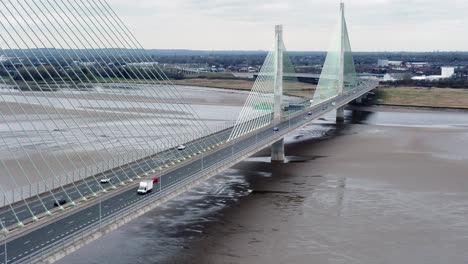 Mersey-Gateway-Landmark-Vista-Aérea-Sobre-Peaje-Puente-Colgante-Cruce-De-Río-ángulo-Alto-Tiro-De-Marcha-Atrás