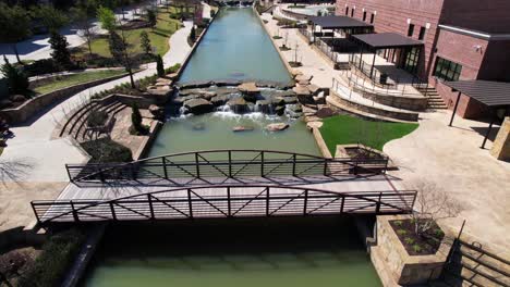 Imágenes-Aéreas-Del-Puente-Y-Las-Rocas-En-El-Paseo-Del-Río-En-Flowermound-Texas