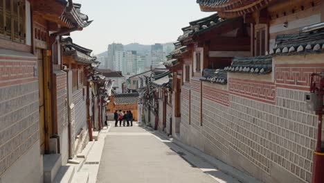 El-Pueblo-De-Bukchon-Hanok-Es-El-Nombre-Del-Pueblo-Cultural-Tradicional-En-El-Centro-De-Seúl,-La-Gente-Toma-Fotos-En-La-Famosa-Calle---Pov-Caminando