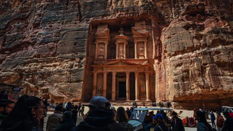 Lapso-De-Tiempo-De-La-Gente-En-El-Tesoro,-El-Famoso-Patrimonio-Histórico-De-La-Unesco-Tallado-En-Piedra-Arenisca-En-Petra,-Jordania