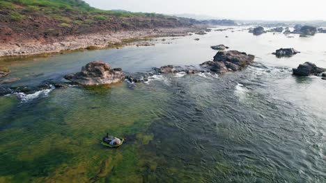 Tiro-Giratorio-De-Drones-Aéreos-Sobre-El-Valle-Del-Río-Narmada-En-La-Región-De-Vadodara,-Gujrat,-India-Al-Lado-Durante-El-Día