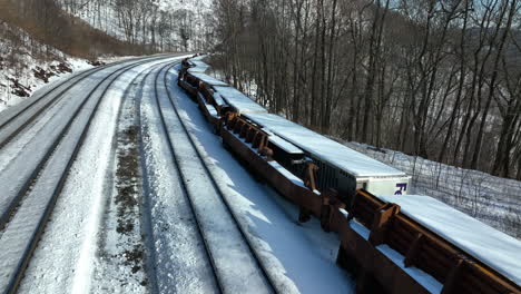 FedEx-Zugwaggon-Entgleist-Im-Winterschnee-Und-Eissturm