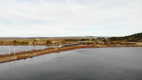 Luftaufnahme:-Hochgeschwindigkeitszug-Am-Meer-In-Südfrankreich-Im-Winter