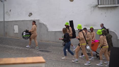 Grupo-De-Música-De-Carnaval-Típico-Andaluz-En-Andalucía-Caminando-Por-La-Calle